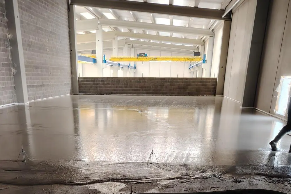 bombeo-mortero-autonivelante-nave